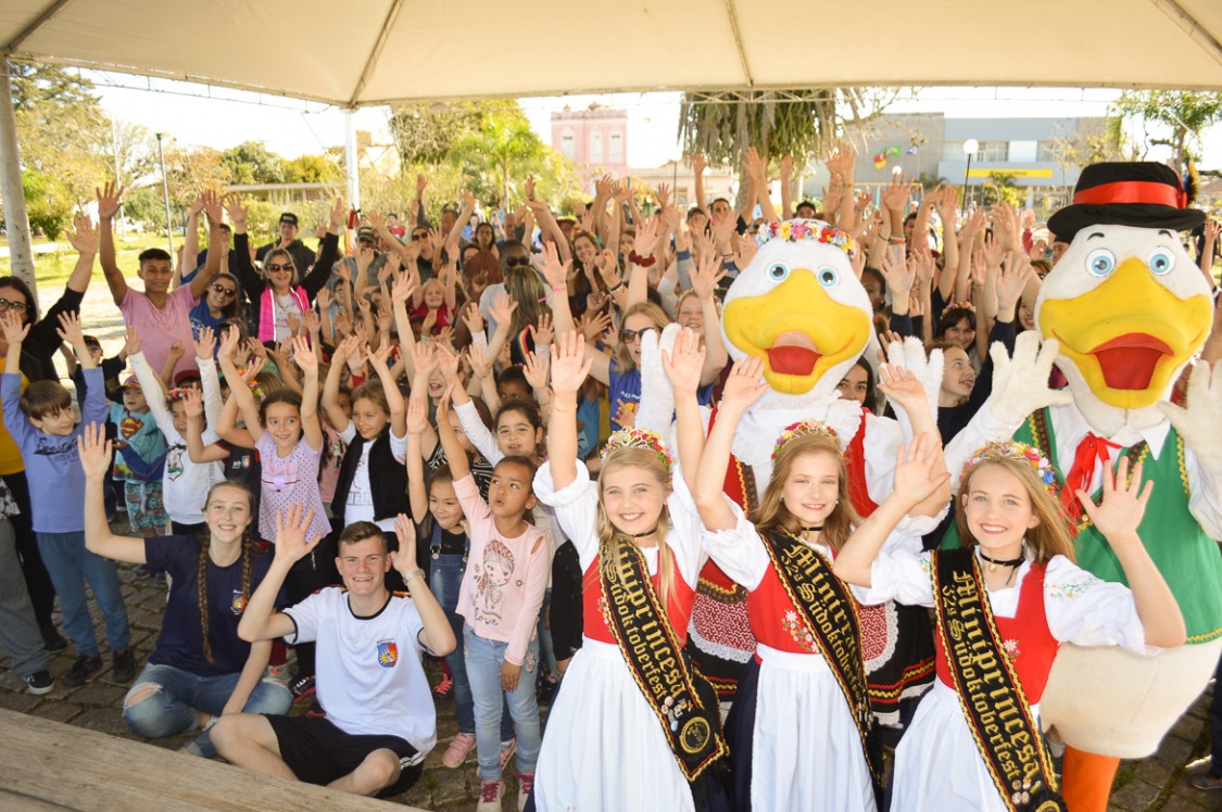 Dança e alegria marcam o segundo dia da Südoktoberfest