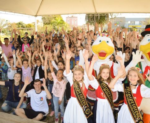 Dança e alegria marcam o segundo dia da Südoktoberfest