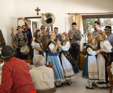 Südoktoberfest tem tarde festiva no Lar de Idosos Santo Antônio