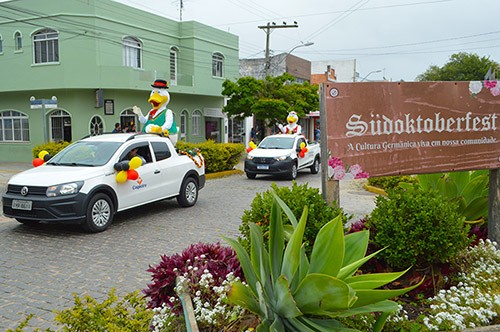 Alegria pela cidade em alusão a Südoktoberfest