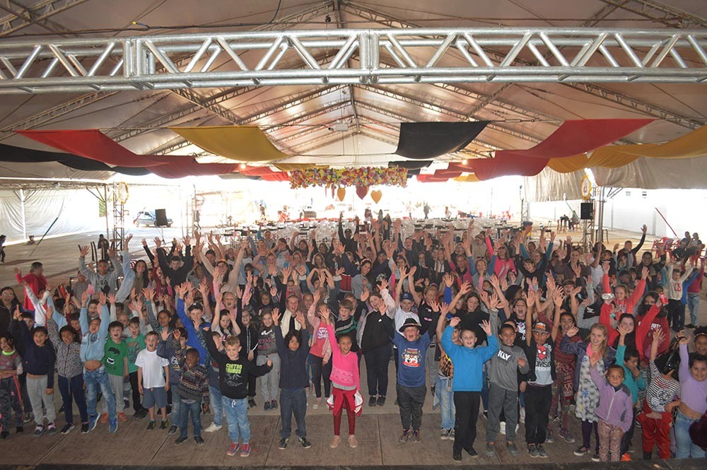 Segunda-feira marcada por diversão e muita dança