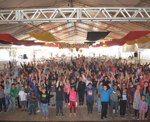 Segunda-feira marcada por diversão e muita dança