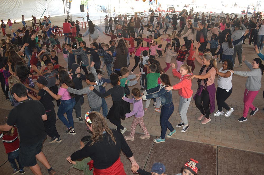 Segunda-feira marcada por diversão e muita dança