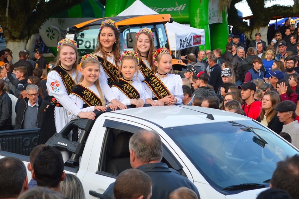 Corte da 32ª Südoktoberfest prestigia a Festa do Colono e Motorista