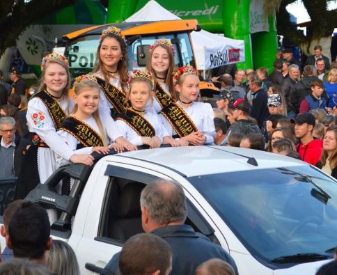 Corte da 32ª Südoktoberfest prestigia a Festa do Colono e Motorista